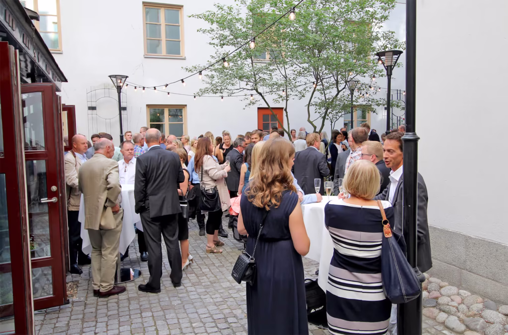 Social gathering in the inner courtyard of the Westman Palace